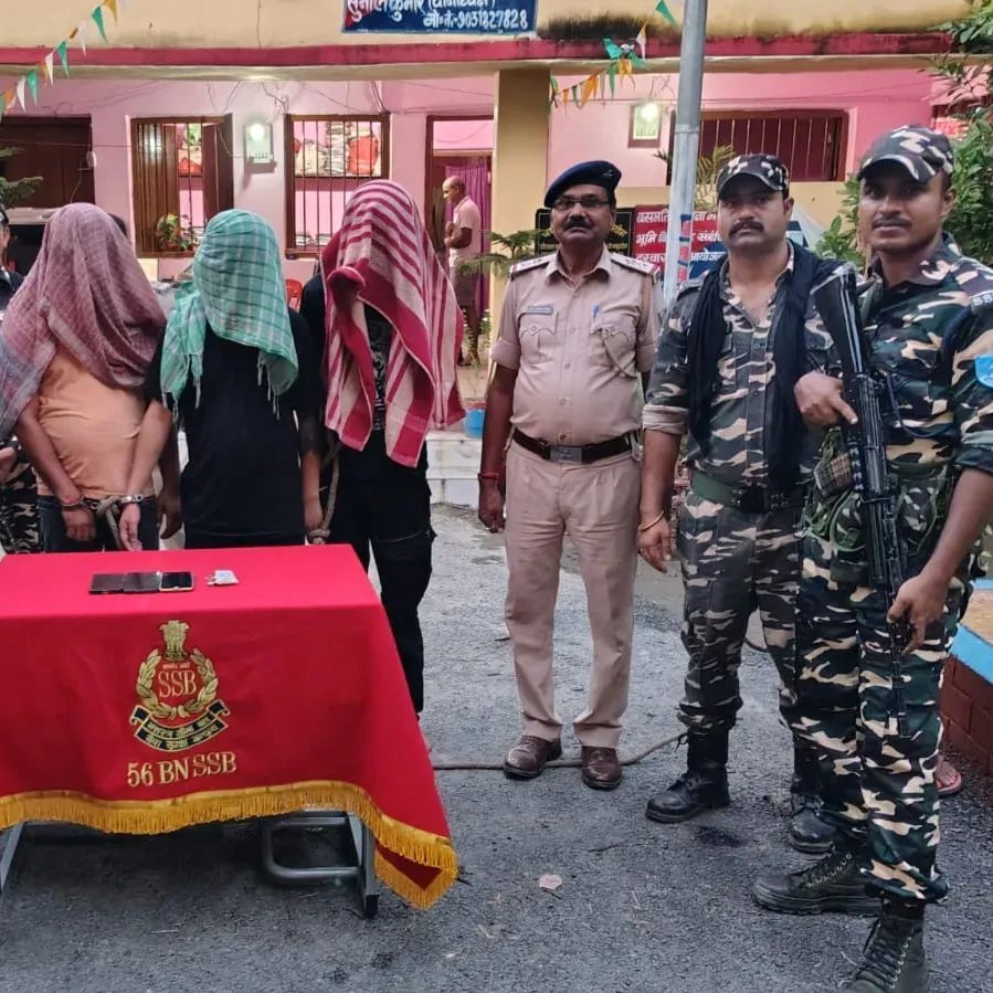 अररिया फोटो:एसएसबी द्वारा जब्त ब्राउन शुगर और गिरफ्तार तस्कर अररिया फोटो:एसएसबी द्वारा जब्त ब्राउन शुगर और गिरफ्तार तस्कर