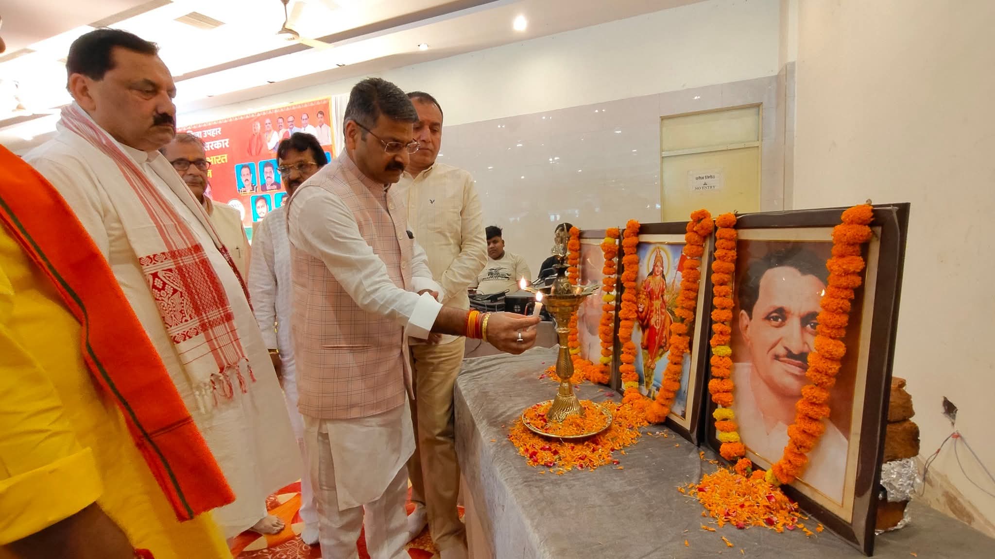 नेक्स्ट जेनरेशन जीएसटी अभियान के तहत विधानसभा सम्मेलन में दीप प्रज्जवलित करते मुख्य वक्ता मनोज गुप्ता व जनप्रतिनिधि और व्यापारी। नेक्स्ट जेनरेशन जीएसटी अभियान के तहत विधानसभा सम्मेलन में दीप प्रज्जवलित करते मुख्य वक्ता मनोज गुप्ता व जनप्रतिनिधि और व्यापारी।
