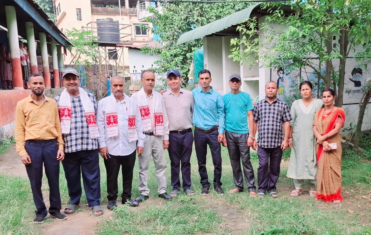 काफी वर्षों बाद अपने छात्रों से मिलकर भावुक हुए शिक्षक