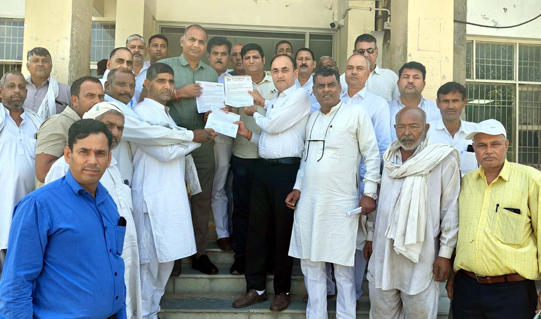 गुरुग्राम के खंड फर्रुखनगर में बरसात से फसलों में नुकसान के लिए मुआवजे की मांग पर तहसीलदार को ज्ञापन देते किसान। गुरुग्राम के खंड फर्रुखनगर में बरसात से फसलों में नुकसान के लिए मुआवजे की मांग पर तहसीलदार को ज्ञापन देते किसान।