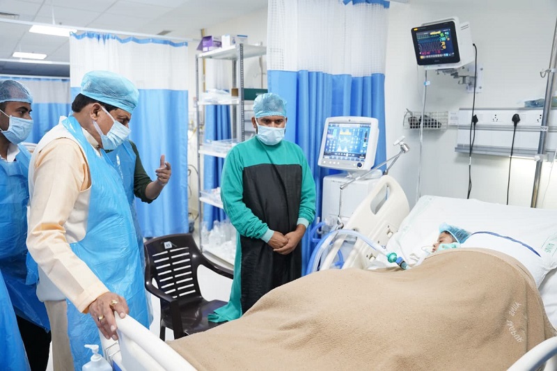 मुख्यमंत्री ने नागपुर में उपचाररत बच्चों का हाल जाना मुख्यमंत्री ने नागपुर में उपचाररत बच्चों का हाल जाना