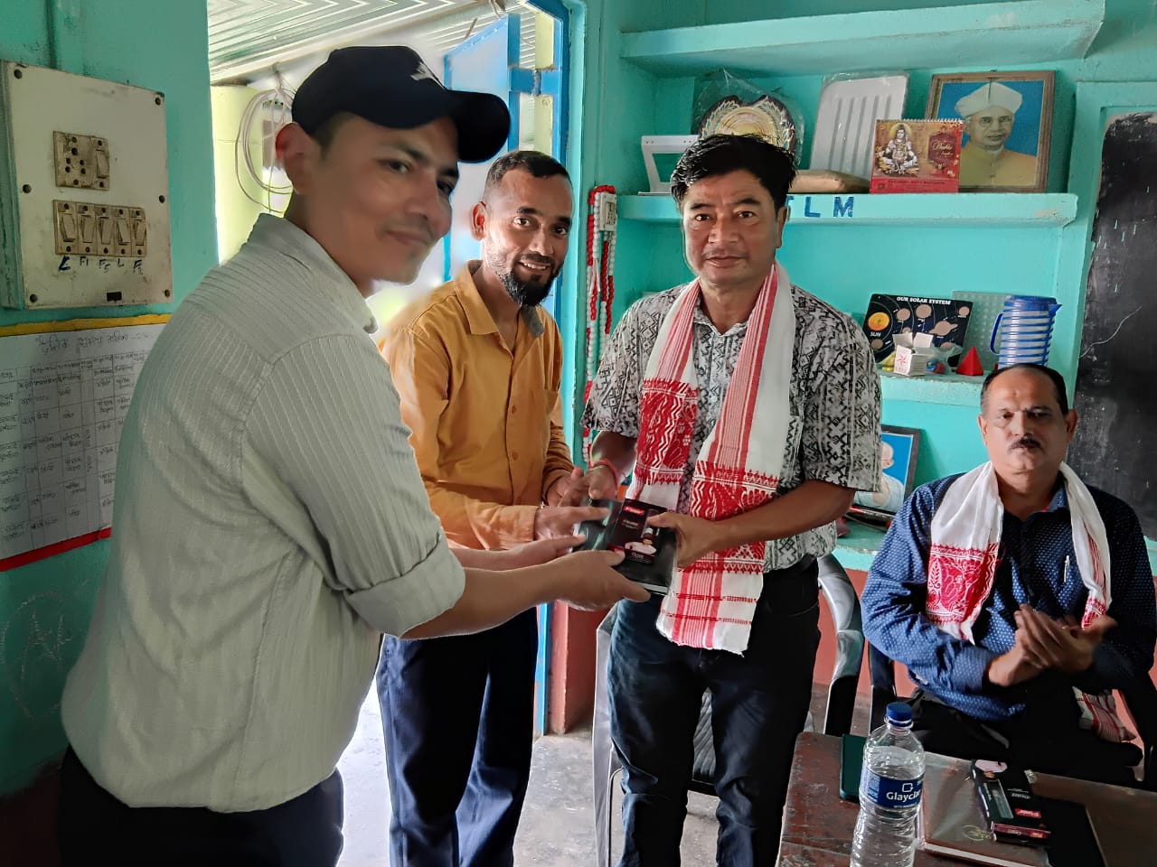 काफी वर्षों बाद अपने छात्रों से मिलकर भावुक हुए शिक्षक