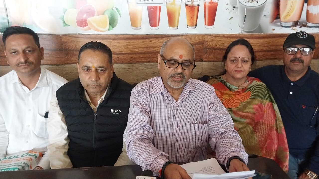 पत्रकारों से बात करते हुए डा. प्रवीन कपिला।