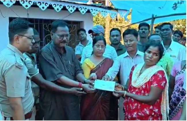 पीड़ित परिवार को चेक सौपते हुए राजगंज विधायक खगेश्वर राय व अन्य