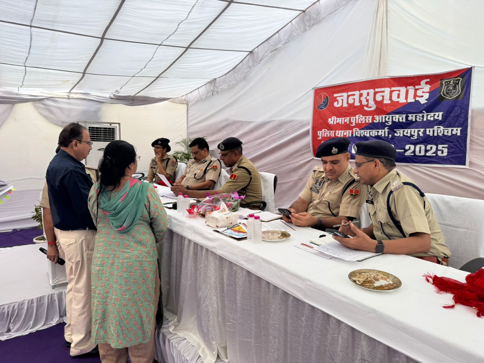 पुलिस कमिश्नर ने विश्वकर्मा थाने में जनसुनवाई कर परिवादियों को दी राहत पुलिस कमिश्नर ने विश्वकर्मा थाने में जनसुनवाई कर परिवादियों को दी राहत