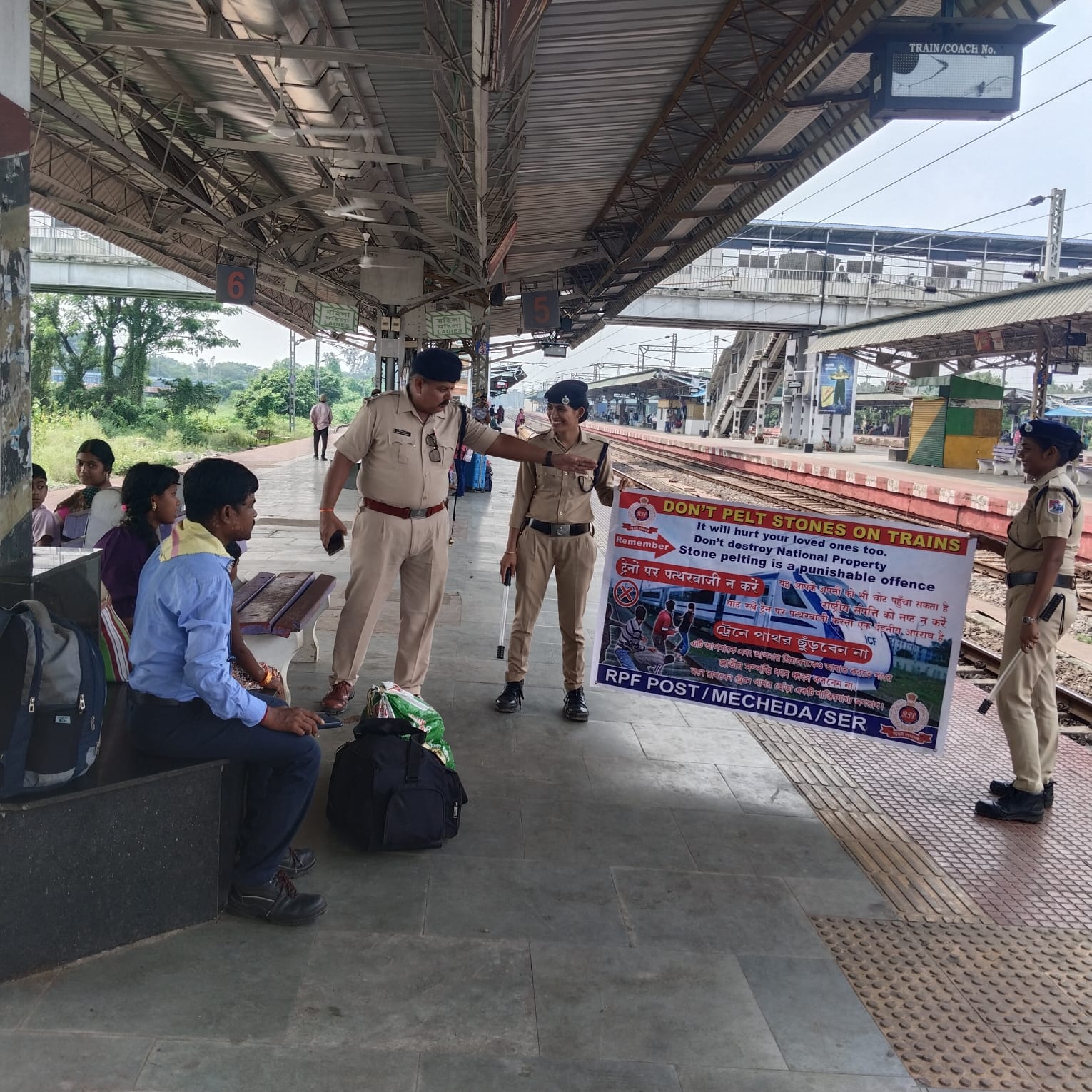 खड़गपुर यात्रियों में सुरक्षा जागरूकता फैलाने का प्रयास खड़गपुर यात्रियों में सुरक्षा जागरूकता फैलाने का प्रयास