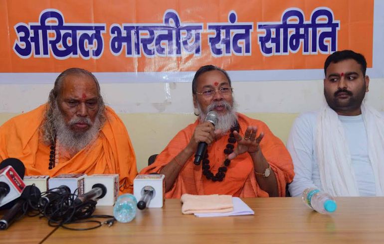 प्रेसवार्ता करते स्वामी अभयानन्द सरस्वती प्रेसवार्ता करते स्वामी अभयानन्द सरस्वती