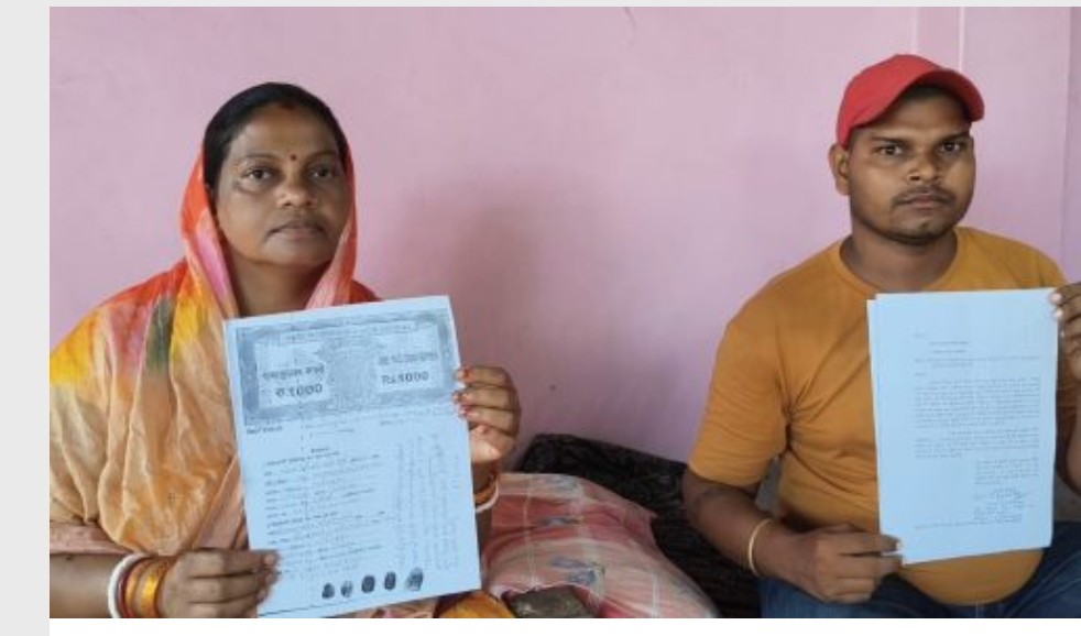 कोर्ट नोटिस दिखाते अभ्यर्थी कोर्ट नोटिस दिखाते अभ्यर्थी