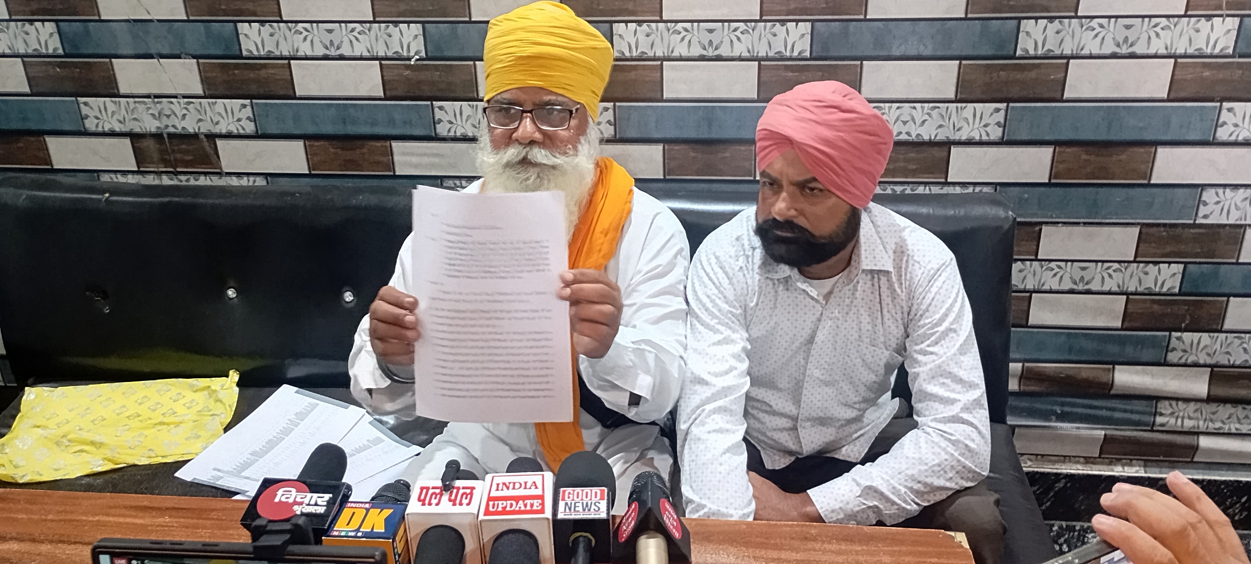 मीडिया से रूबरू होते ग्रामीण किशन सिंह। मीडिया से रूबरू होते ग्रामीण किशन सिंह।