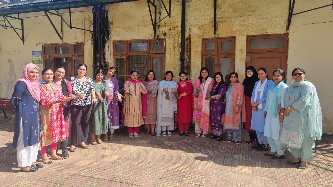 जीसीओई जम्मू में रंगोली और मेंहदी प्रतियोगिता का आयोजन, छात्रों ने दिखाया कला का हुनर जीसीओई जम्मू में रंगोली और मेंहदी प्रतियोगिता का आयोजन, छात्रों ने दिखाया कला का हुनर