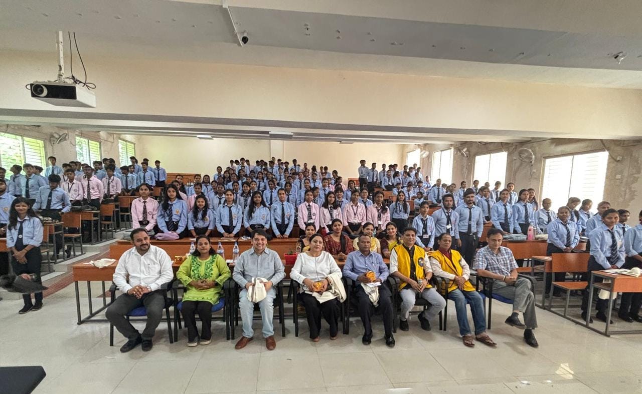 कार्यक्रम ने शामिल कॉलेज के शिक्षक और छात्रगण कार्यक्रम ने शामिल कॉलेज के शिक्षक और छात्रगण