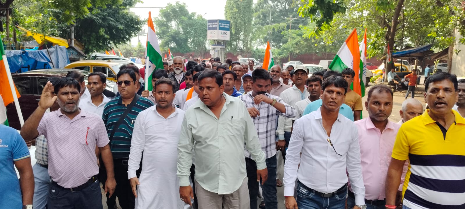 बैठक के बाद किशोर केवट और अन्य बैठक के बाद किशोर केवट और अन्य