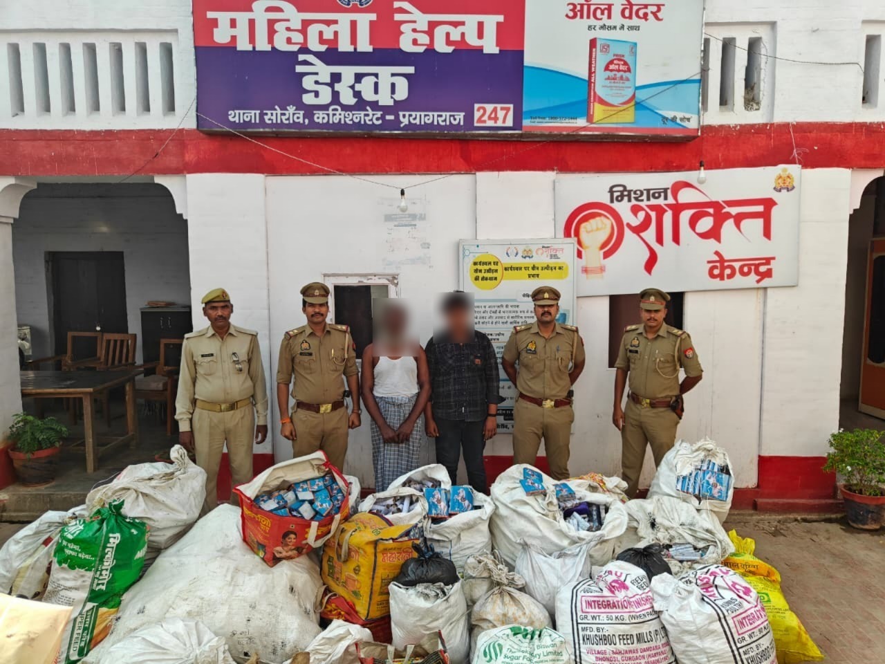 प्रयागराज में लाखों का अवैध पटाखा बरामद, दो गिरफ्तार प्रयागराज में लाखों का अवैध पटाखा बरामद, दो गिरफ्तार