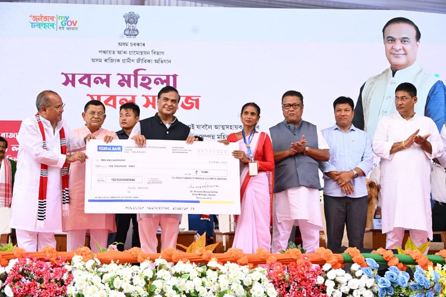 मुख्यमंत्री डॉ हिमंत बिस्व सरमा द्वारा जोनाई में 36,886 लाभार्थियों को चेक सौंपे जाने की तस्वीर। मुख्यमंत्री डॉ हिमंत बिस्व सरमा द्वारा जोनाई में 36,886 लाभार्थियों को चेक सौंपे जाने की तस्वीर।