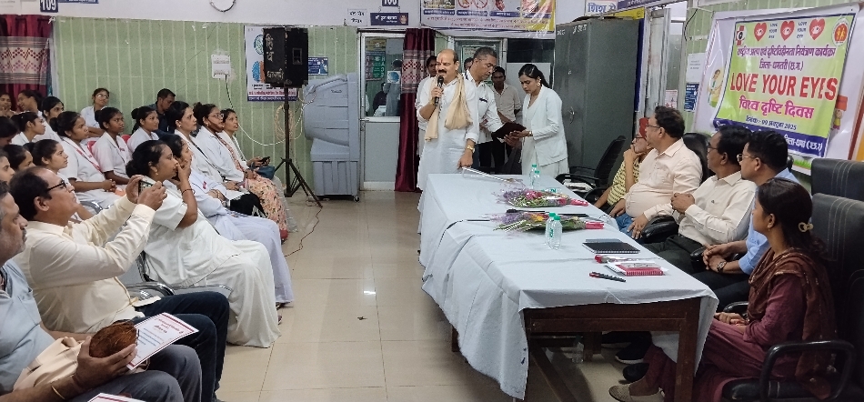 ओपीडी में आयोजित कार्यक्रम में नेत्रदान के संबंध में अनुभव साझा करते हुए स्वजन।