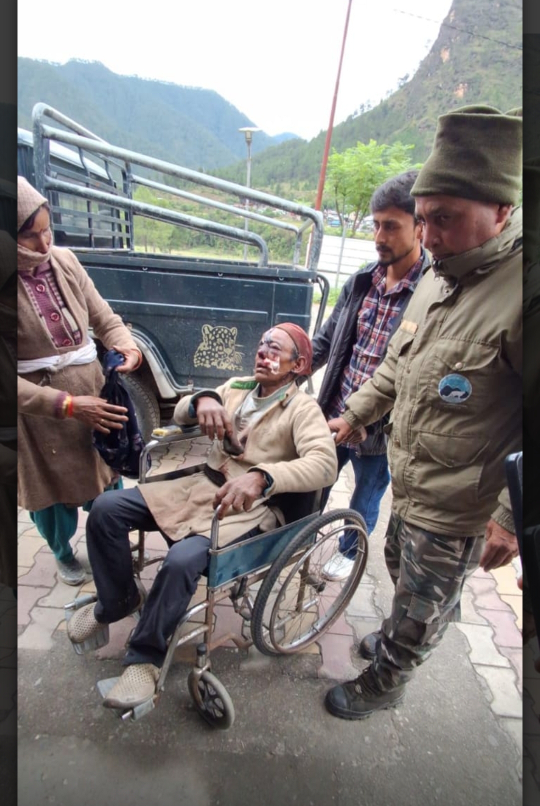 मोरी में भालू के हमले से घायल मोरी में भालू के हमले से घायल