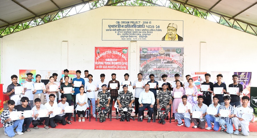 असमः एसएसबी की 24वीं बटालियन द्वारा आयोजित कंप्यूटर प्रशिक्षण के समापन समारोह का दृश्य असमः एसएसबी की 24वीं बटालियन द्वारा आयोजित कंप्यूटर प्रशिक्षण के समापन समारोह का दृश्य