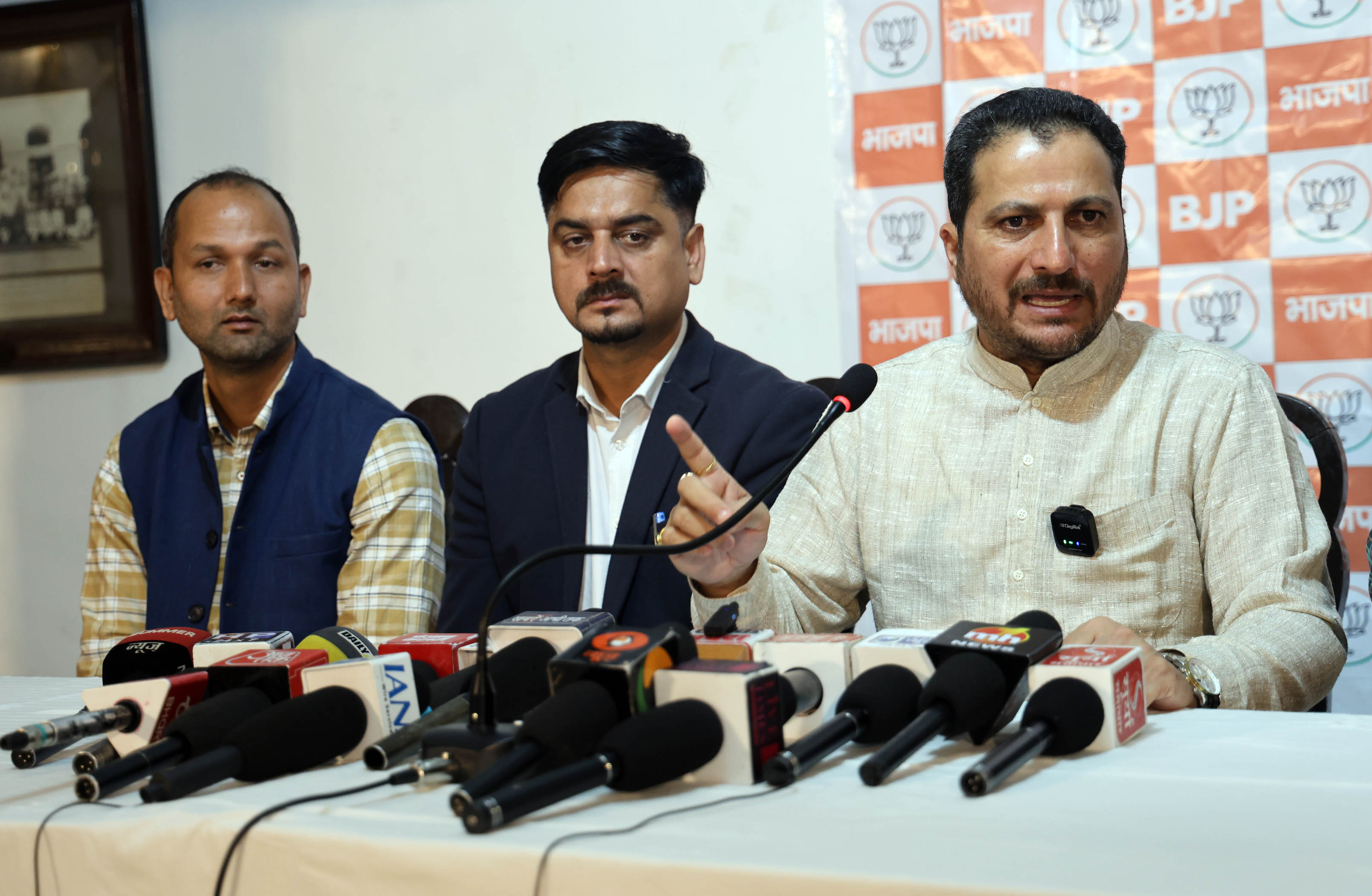 मंडी में पत्रकारों से बात करते हुए राकेश जमवाल।