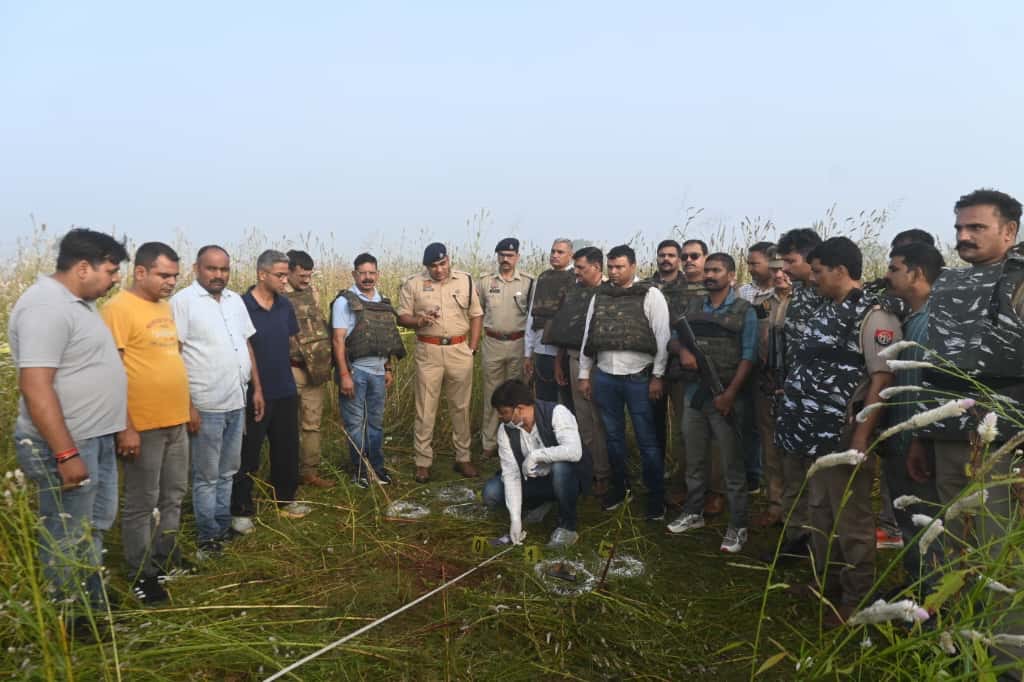 नैनीताल रोड स्थित बिलवा पुल के पास मुठभेड़ स्थल पर जांच करते बरेली के कप्तान अनुराग आर्य। मौके से बरामद पिस्टल, कारतूस और नकदी के साथ पुलिस टीम।
