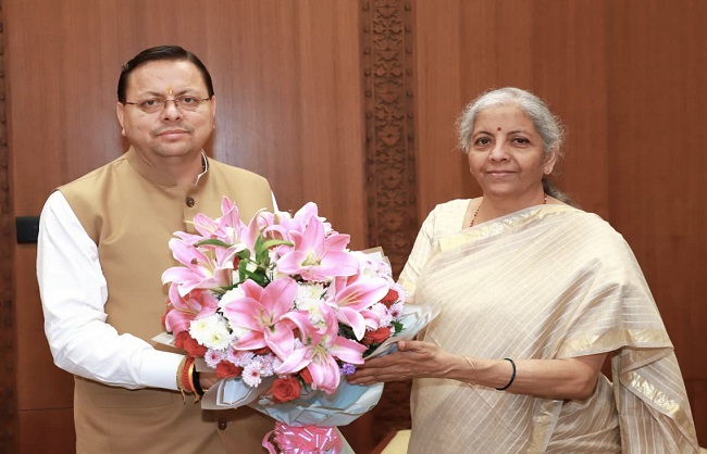 मुख्यमंत्री पुष्कर सिंह धामी गुरुवार को नई दिल्ली में केंद्रीय वित्त मंत्री निर्मला सीतारमण से भेंट करते हुए।