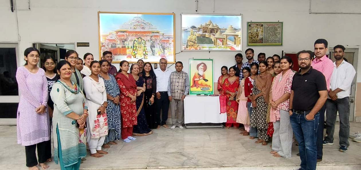 आदिकवि महर्षि वाल्मीकि के जीवन दर्शन पर हुई विचारगोष्ठी में उपस्थित अतिथिगण एवं प्रतिभागी। आदिकवि महर्षि वाल्मीकि के जीवन दर्शन पर हुई विचारगोष्ठी में उपस्थित अतिथिगण एवं प्रतिभागी।