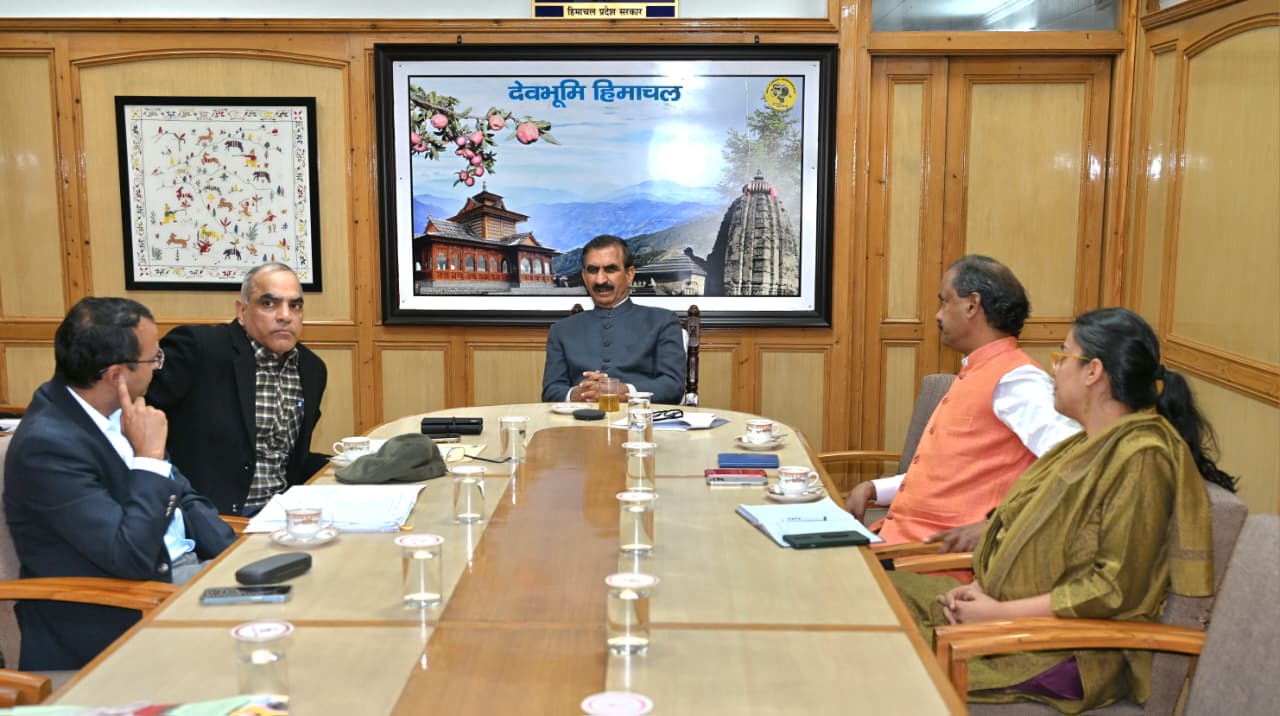 मुख्यमंत्री समीक्षा करते हुए