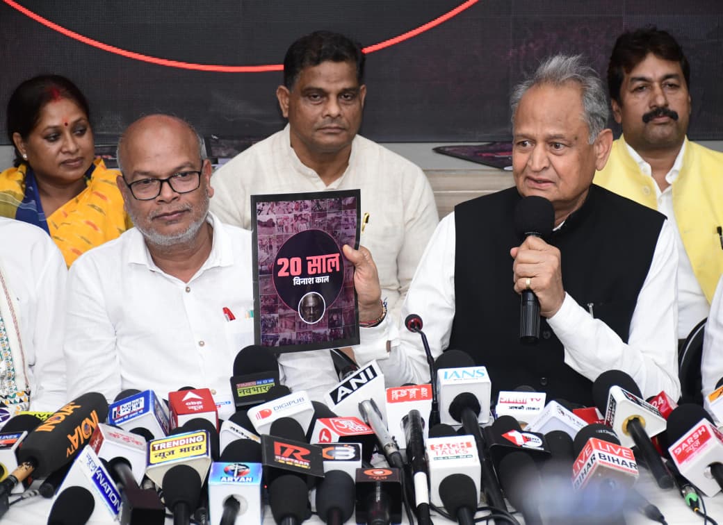 पटना में पत्रकार वार्ता के दौरान पटना में पत्रकार वार्ता के दौरान