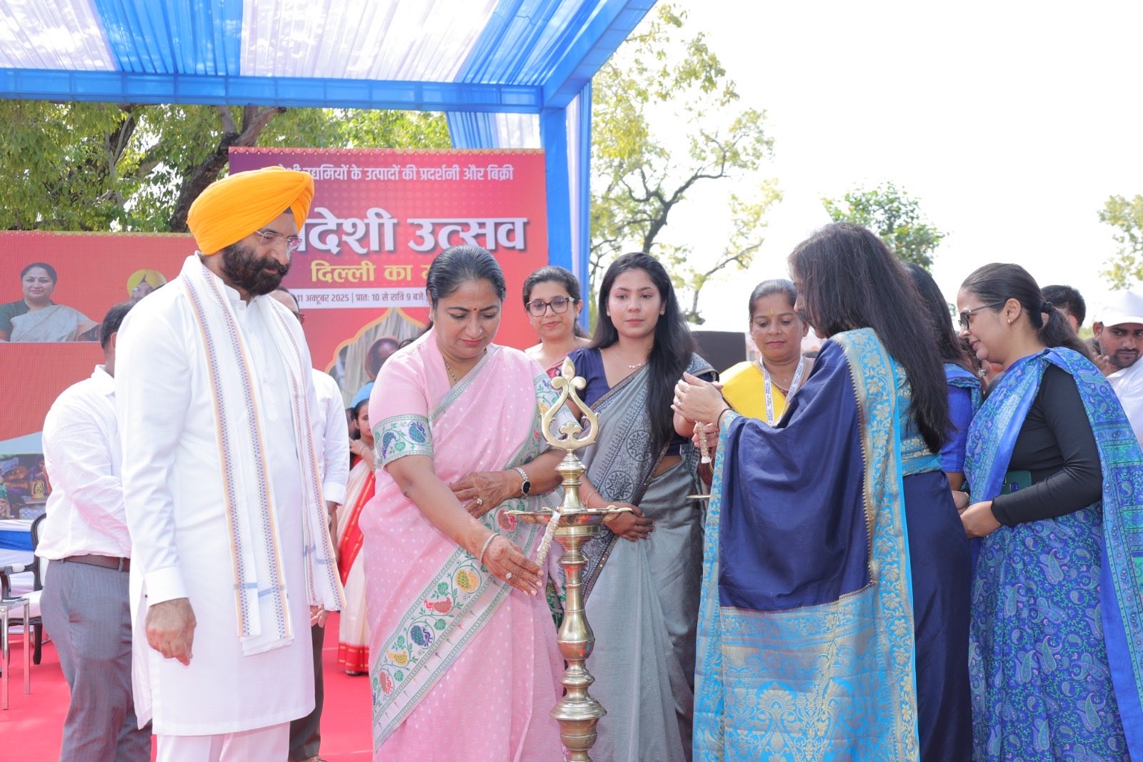 कर्तव्य पथ पर ‘स्वदेशी उत्सव’ का शुभारंभ करती दिल्ली की मुख्यमंत्री रेखा गुप्ता कर्तव्य पथ पर ‘स्वदेशी उत्सव’ का शुभारंभ करती दिल्ली की मुख्यमंत्री रेखा गुप्ता