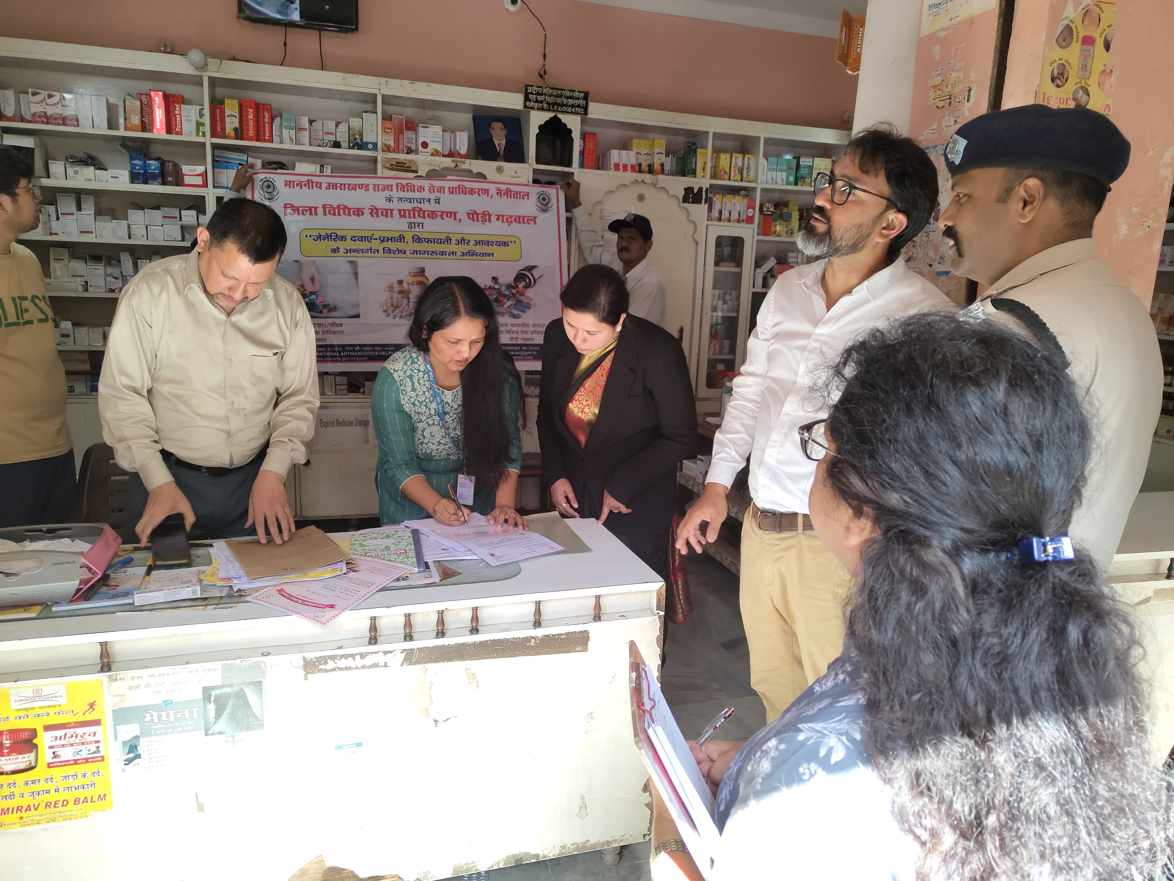 सतपुली में खाद्य एवं औषधि पदार्थ का निरीक्षण करती नाजिश कलीम सिविल जज सतपुली में खाद्य एवं औषधि पदार्थ का निरीक्षण करती नाजिश कलीम सिविल जज
