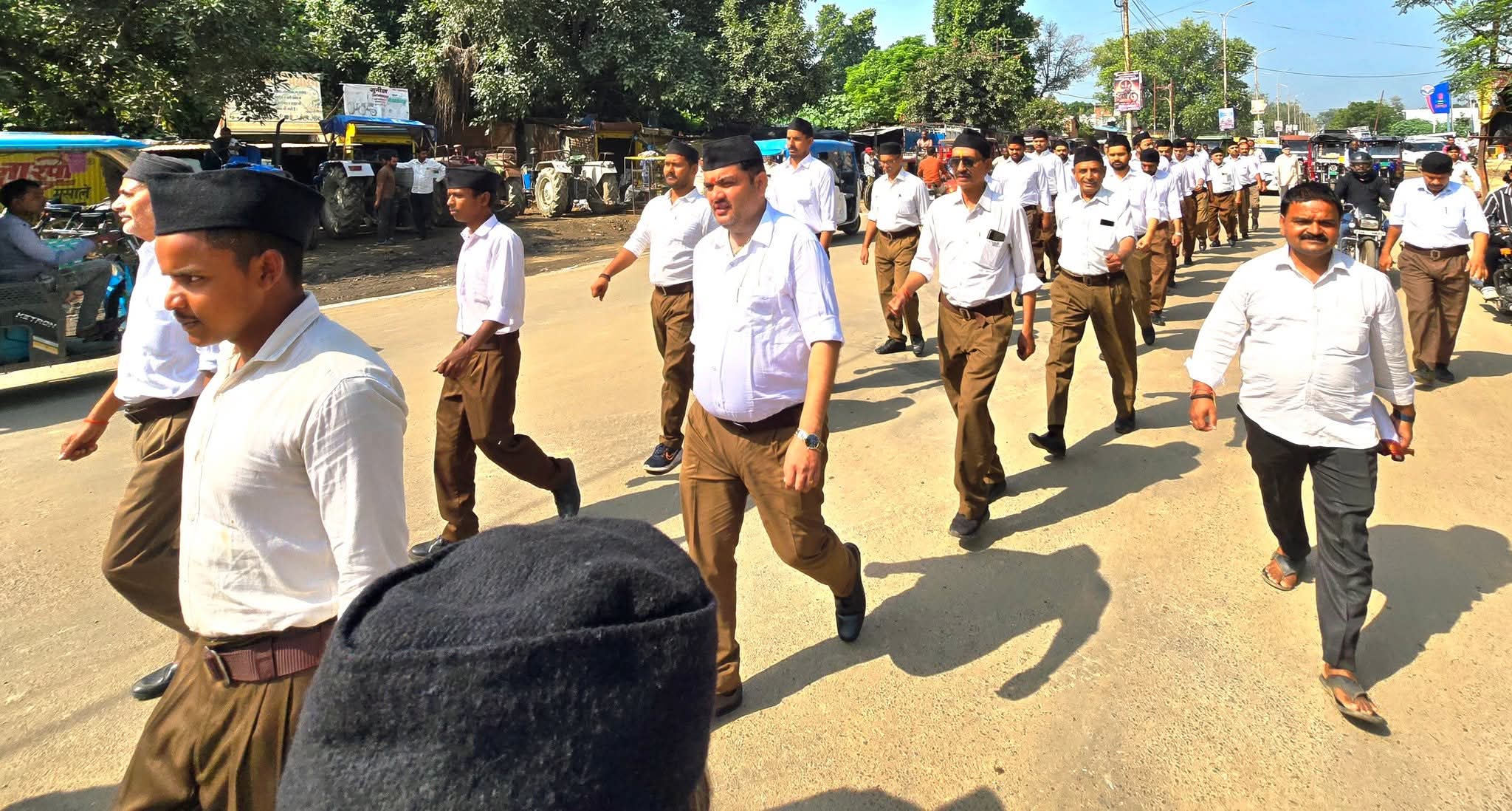 संचलन निकालते गणवेश धारी स्वयंसेवक संचलन निकालते गणवेश धारी स्वयंसेवक