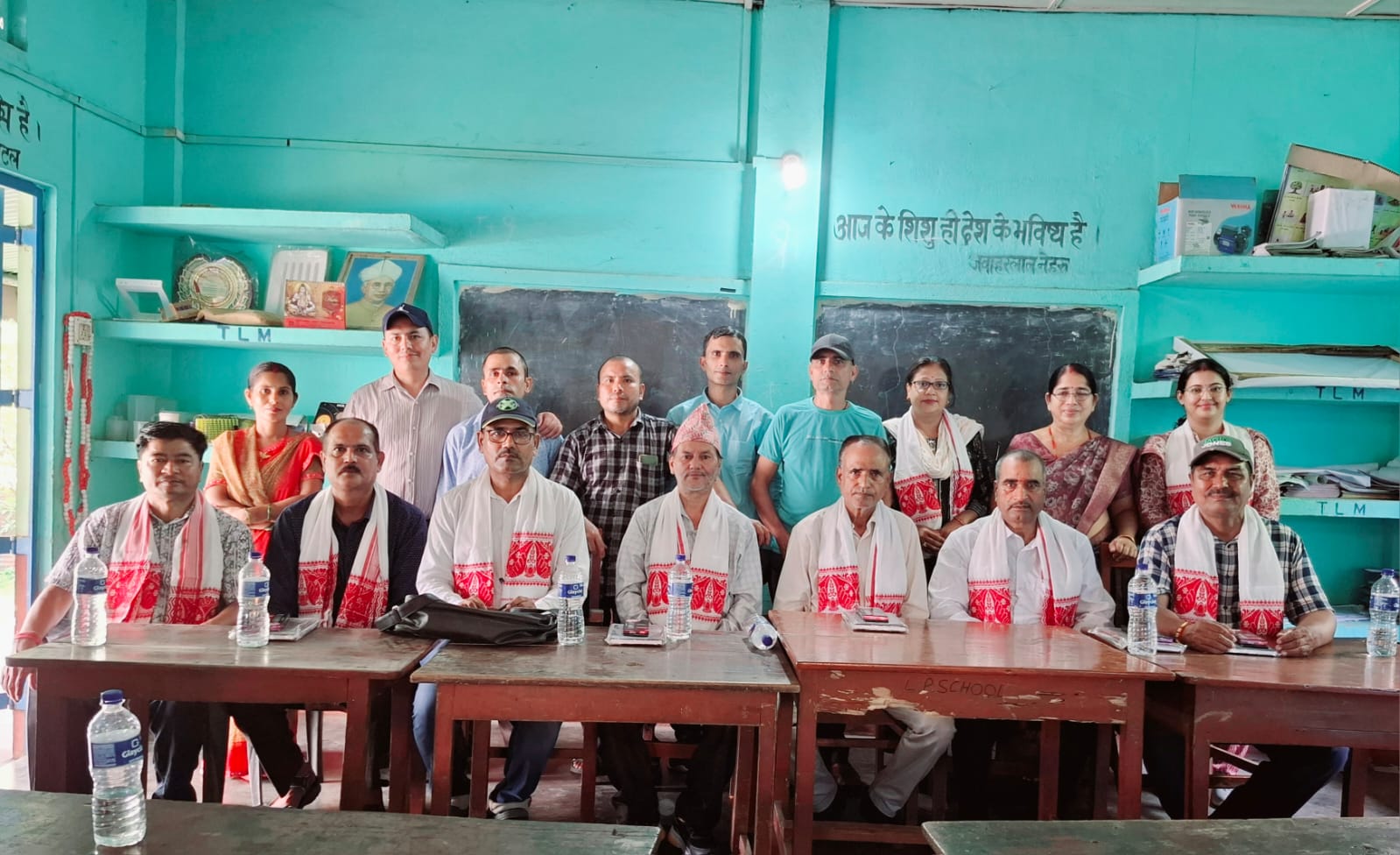 काफी वर्षों बाद अपने छात्रों से मिलकर भावुक हुए शिक्षक