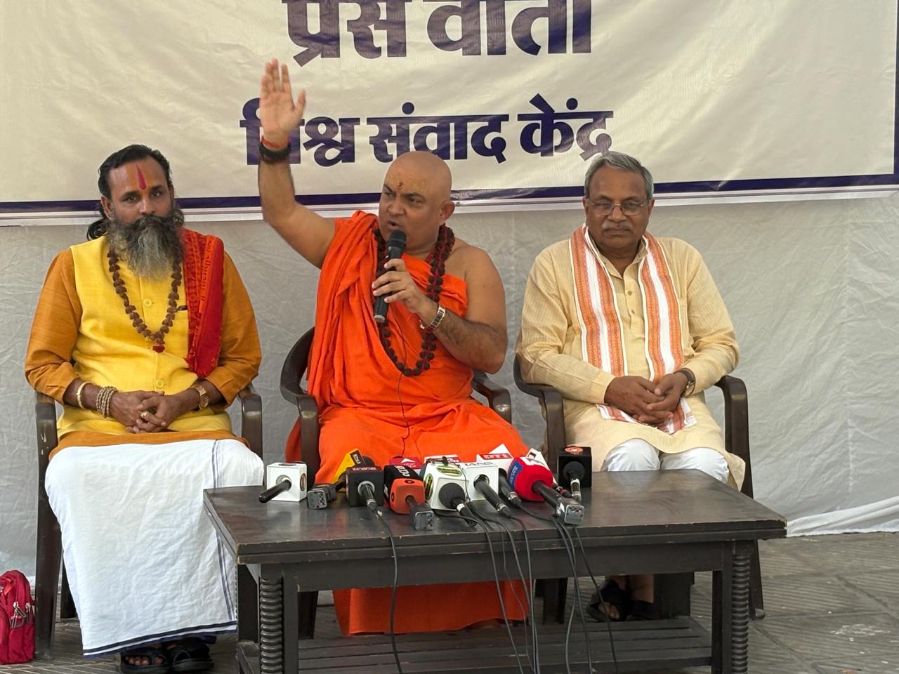 निर्मोही आणि अखाड़े के अध्यक्ष  महंत राजेंद्र दास जी महाराज व अखिल भारतीय संत समिति के महामंत्री  जितेंद्रानंद सरस्वती महाराज ीकरेउइमङसम