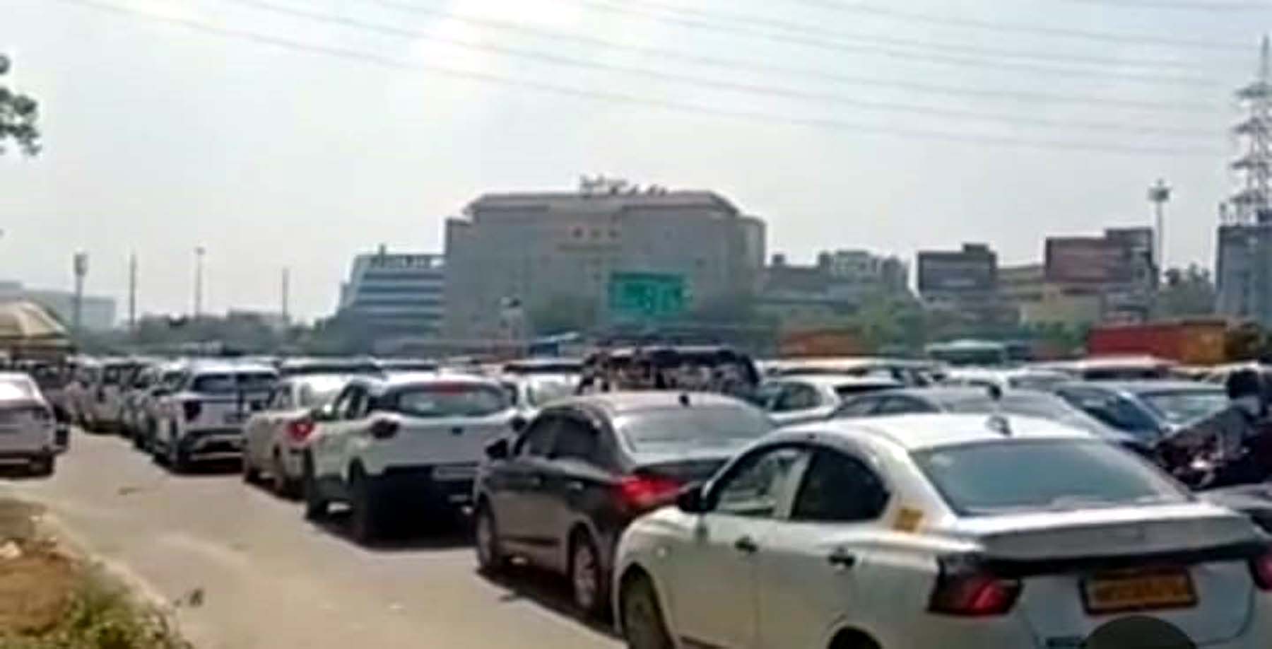 गुरुग्राम में एंबियंस मॉल के पास यातायात व्यवस्था के नए प्रयोग के ट्रायल रन के दौरान जाम में फंसे वाहन।