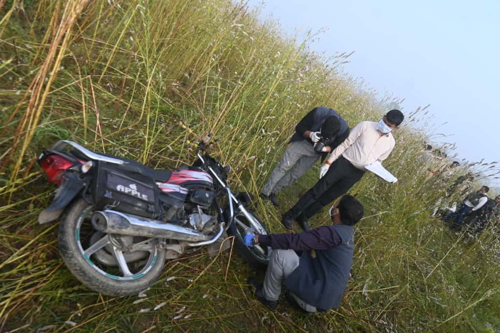 नैनीताल रोड स्थित बिलवा पुल के पास मुठभेड़ स्थल पर जांच करते बरेली के कप्तान अनुराग आर्य। मौके से बरामद पिस्टल, कारतूस और नकदी के साथ पुलिस टीम।