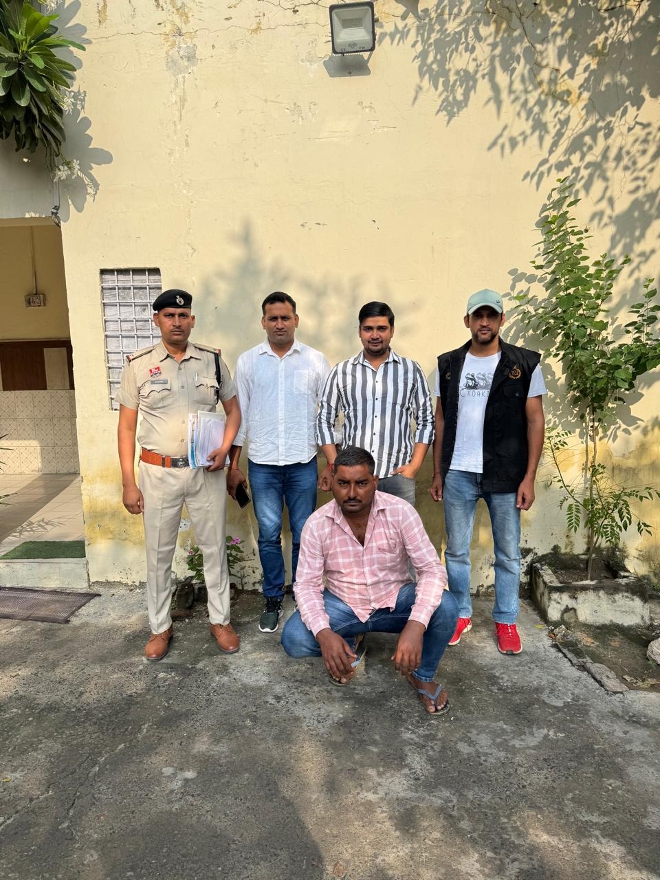 गिरफ्तार किया गया आरोपी गिरफ्तार किया गया आरोपी