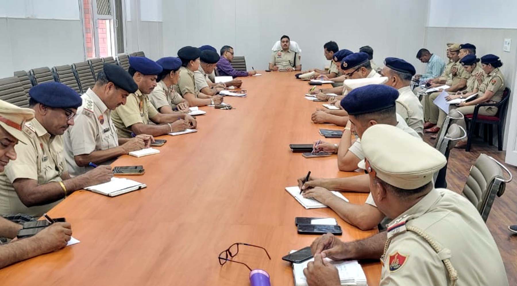 गुरुग्राम में त्योहारी सीजन में यातायात व्यवस्था सुचारू करने को लेकर अधिकारियों, कर्मचारियों की बैठक लेते डीसीपी यातायात राजेश मोहन। गुरुग्राम में त्योहारी सीजन में यातायात व्यवस्था सुचारू करने को लेकर अधिकारियों, कर्मचारियों की बैठक लेते डीसीपी यातायात राजेश मोहन।