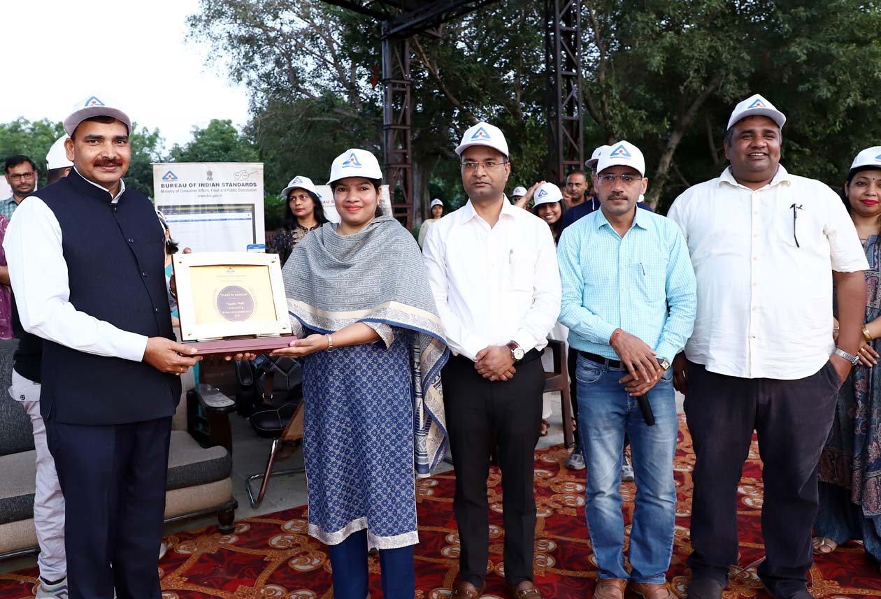 भारतीय मानक ब्यूरो के अधिकारियों को सम्मानित करते कुलपति प्रो. नरसीराम बिश्नोई। भारतीय मानक ब्यूरो के अधिकारियों को सम्मानित करते कुलपति प्रो. नरसीराम बिश्नोई।