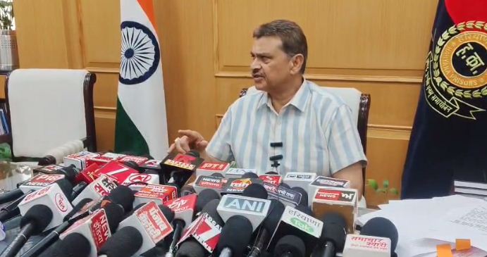हरियाणा जेल विभाग के महानिदेशक अलोक रॉय पत्रकारों से बातचीत करते हुए हरियाणा जेल विभाग के महानिदेशक अलोक रॉय पत्रकारों से बातचीत करते हुए
