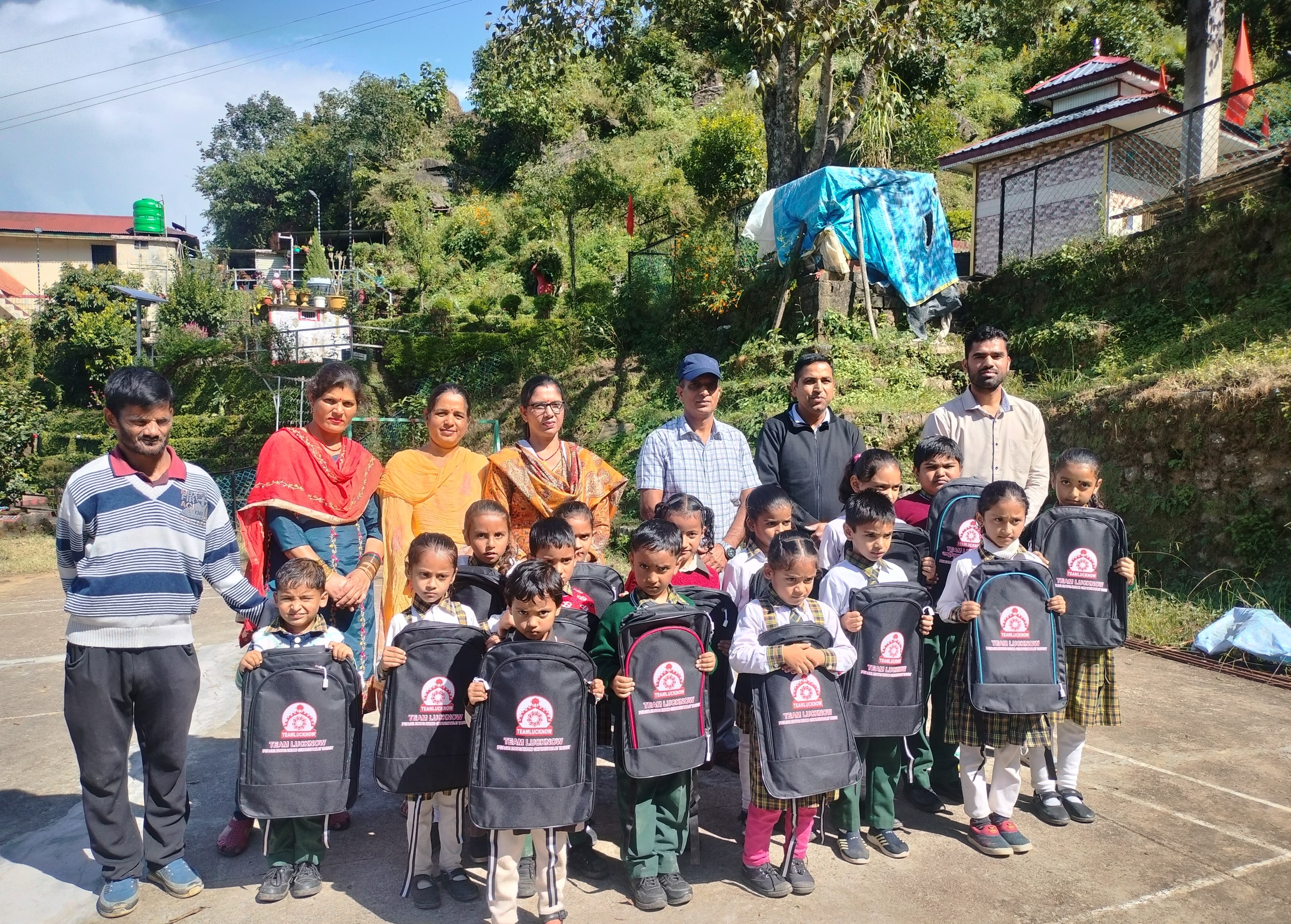 स्कूली बच्चे बैग के साथ। स्कूली बच्चे बैग के साथ।