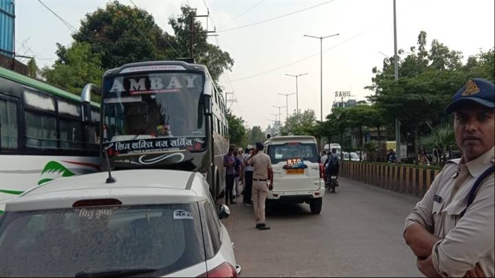 इंदौरः आरटीओ की कार्रवाई जारी, ट्रैफिक बाधित कर रही दो बसें जब्त इंदौरः आरटीओ की कार्रवाई जारी, ट्रैफिक बाधित कर रही दो बसें जब्त