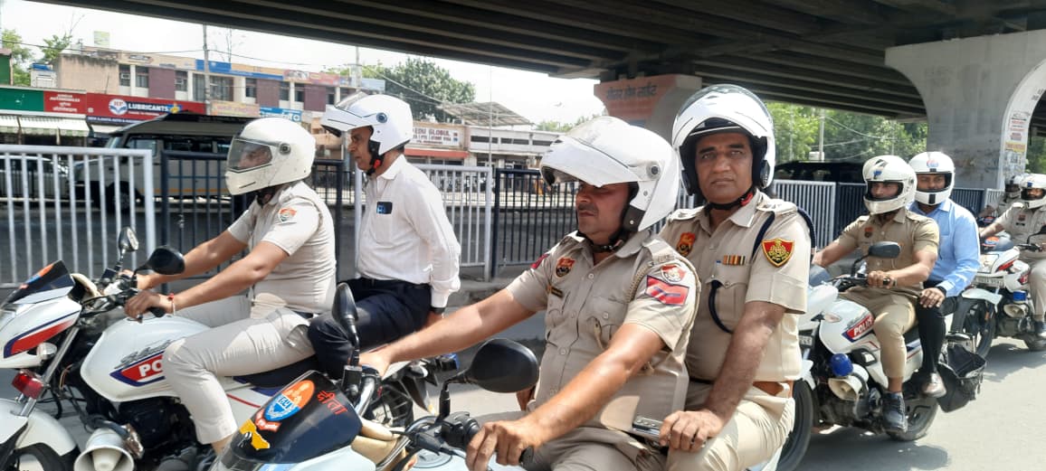 पानीपत में त्योहारी सीजन पर सुरक्षा को लेकर बाइक पर सवार होकर बाजारों का जायजा लेने निकले पुलिस अधीक्षक भूपेंद्र सिंह व उपायुक्त वीरेंद्र कुमार दहिया पानीपत में त्योहारी सीजन पर सुरक्षा को लेकर बाइक पर सवार होकर बाजारों का जायजा लेने निकले पुलिस अधीक्षक भूपेंद्र सिंह व उपायुक्त वीरेंद्र कुमार दहिया