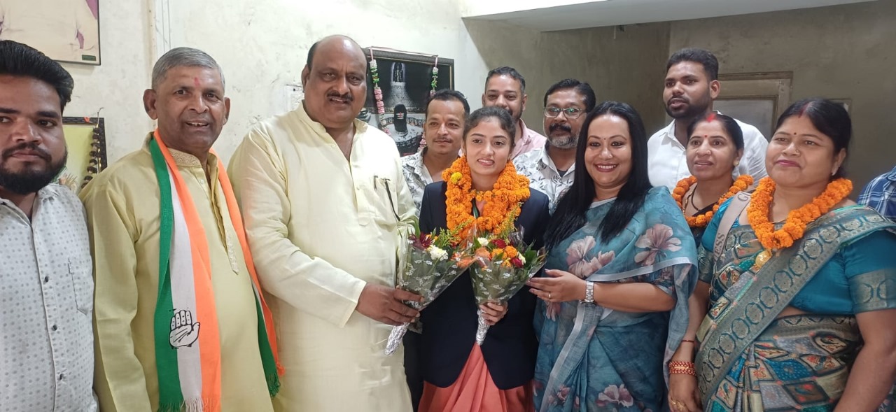 जयसिंह अग्रवाल ने लखनी साहू को पुष्पगुच्छ भेंटकर एवं मुंह मीठा कराकर सम्मानित किया जयसिंह अग्रवाल ने लखनी साहू को पुष्पगुच्छ भेंटकर एवं मुंह मीठा कराकर सम्मानित किया