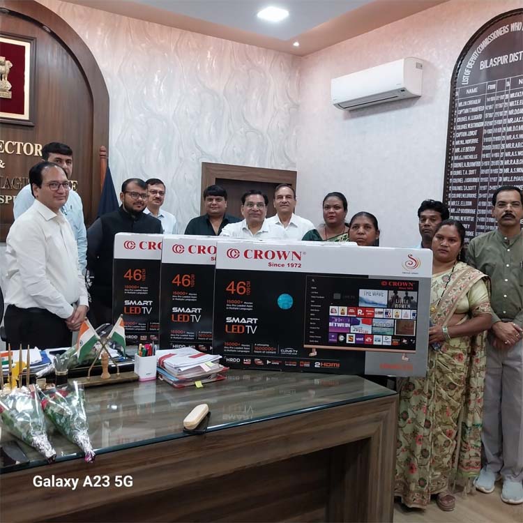 स्मार्ट टीव्ही विद्यालयों को प्रदान करते हुए स्मार्ट टीव्ही विद्यालयों को प्रदान करते हुए