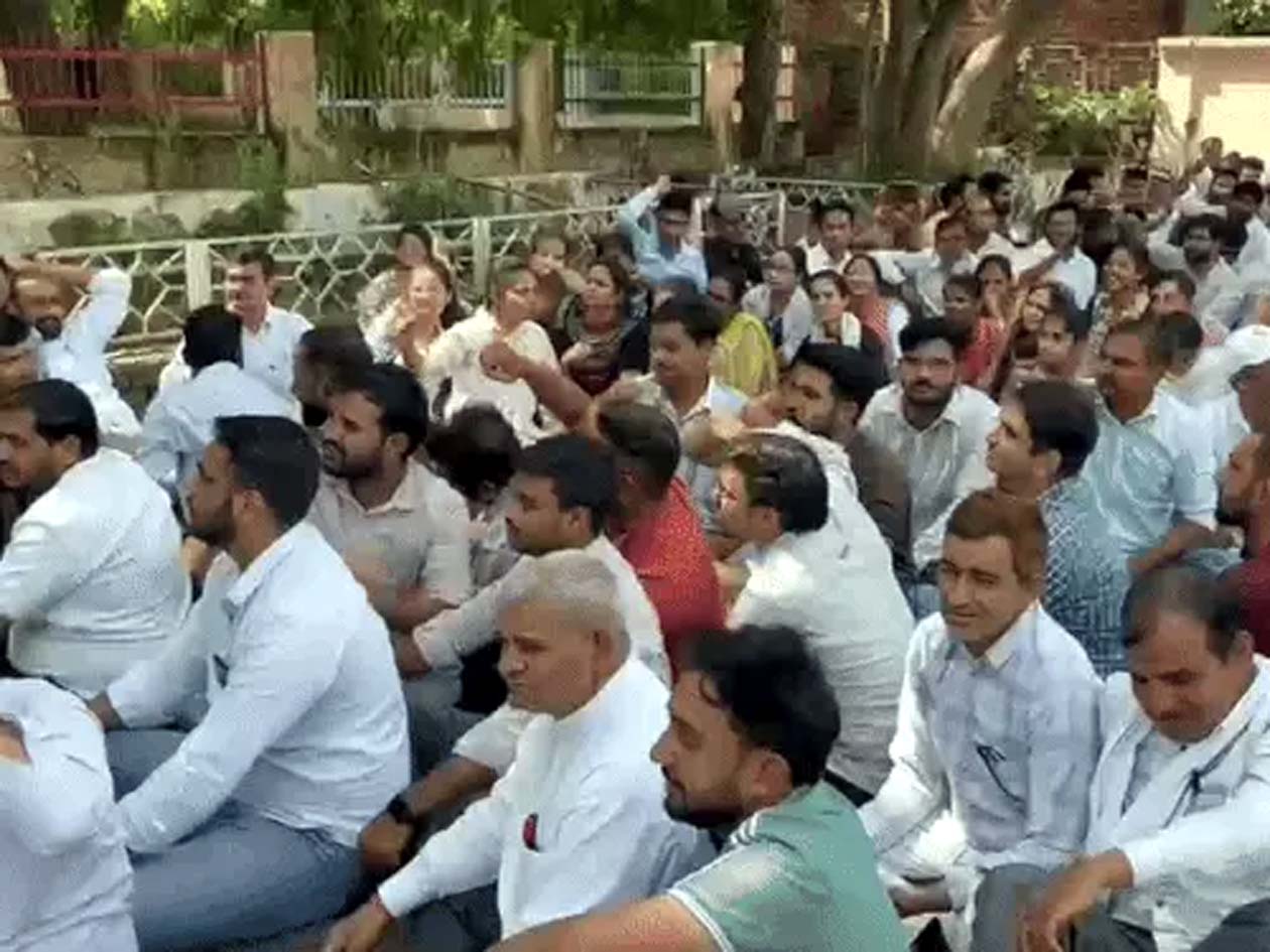 लघु सचिवालय के समक्ष धरना देते पटवारी। लघु सचिवालय के समक्ष धरना देते पटवारी।