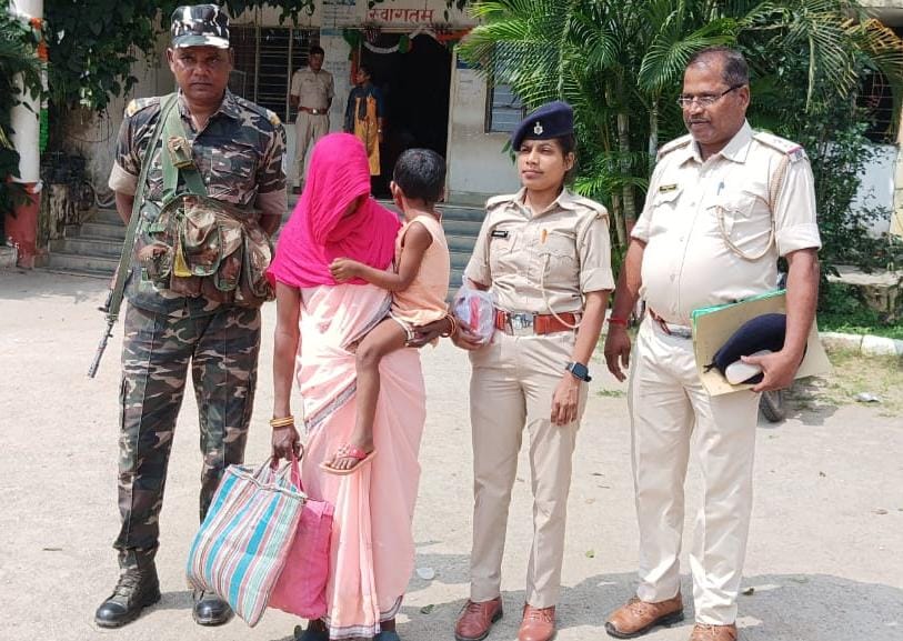आरोपित बहु को ले जाती पुलिस आरोपित बहु को ले जाती पुलिस