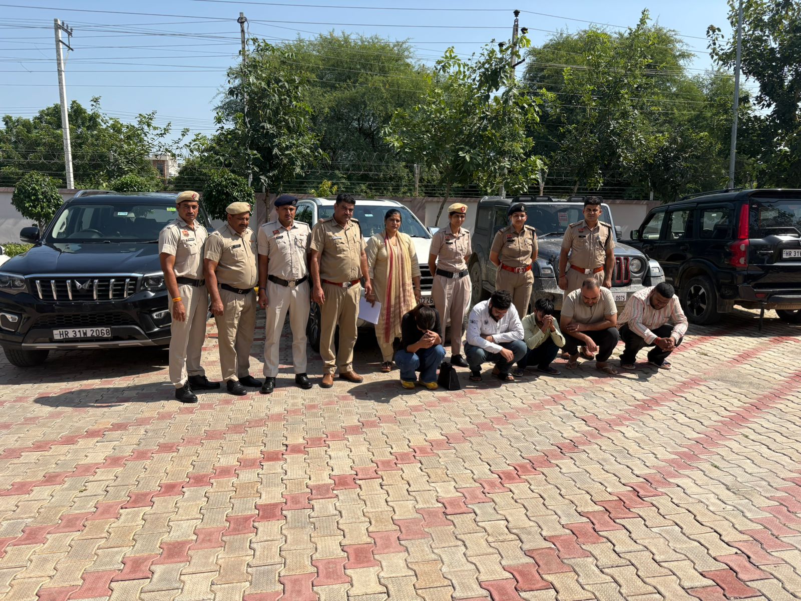 पुलिस गिरफ्त में गिरोह के सदस्य। पुलिस गिरफ्त में गिरोह के सदस्य।