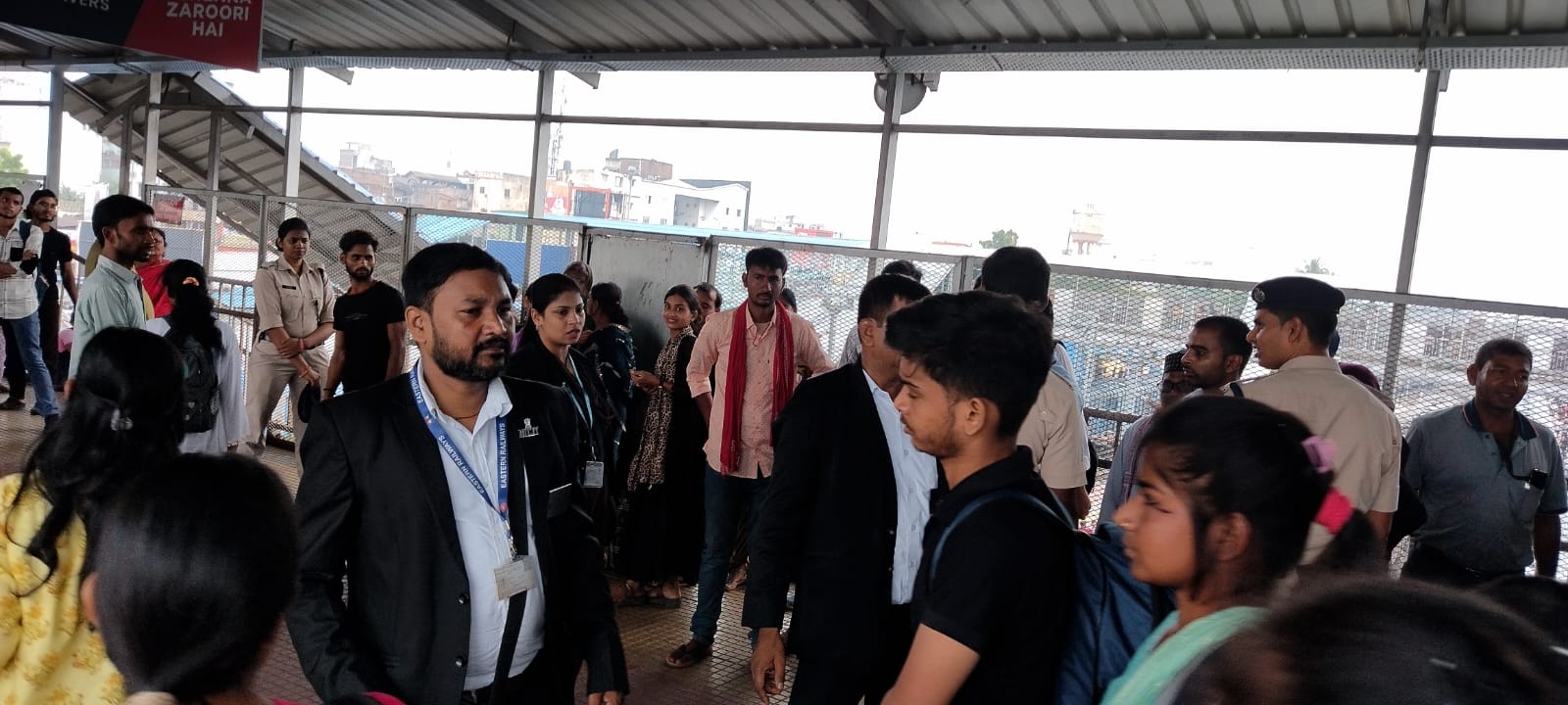 टिकट जांच करते अधिकारी टिकट जांच करते अधिकारी