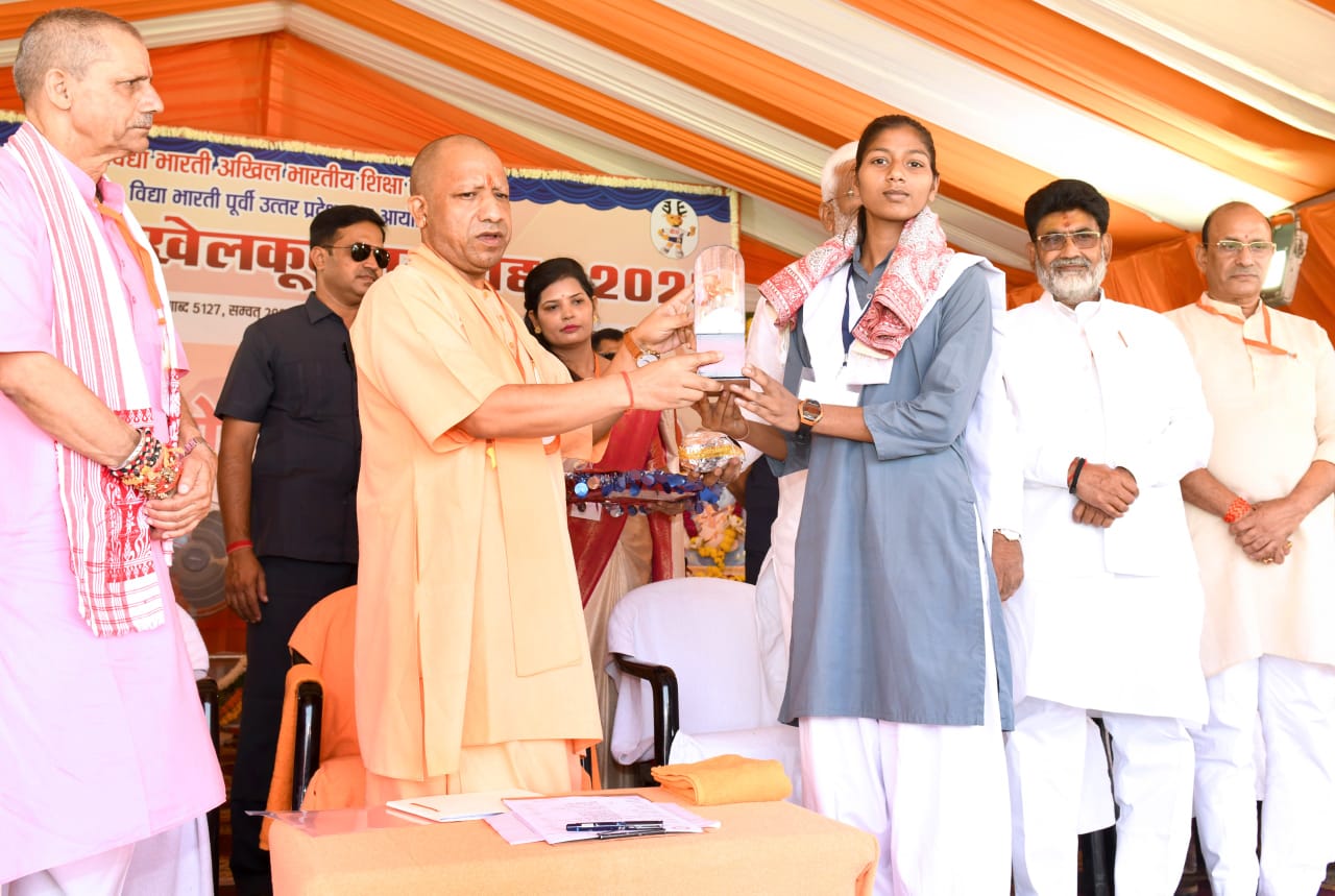 खिलाड़ियों को पुरस्कृत करते मुख्यमंत्री खिलाड़ियों को पुरस्कृत करते मुख्यमंत्री