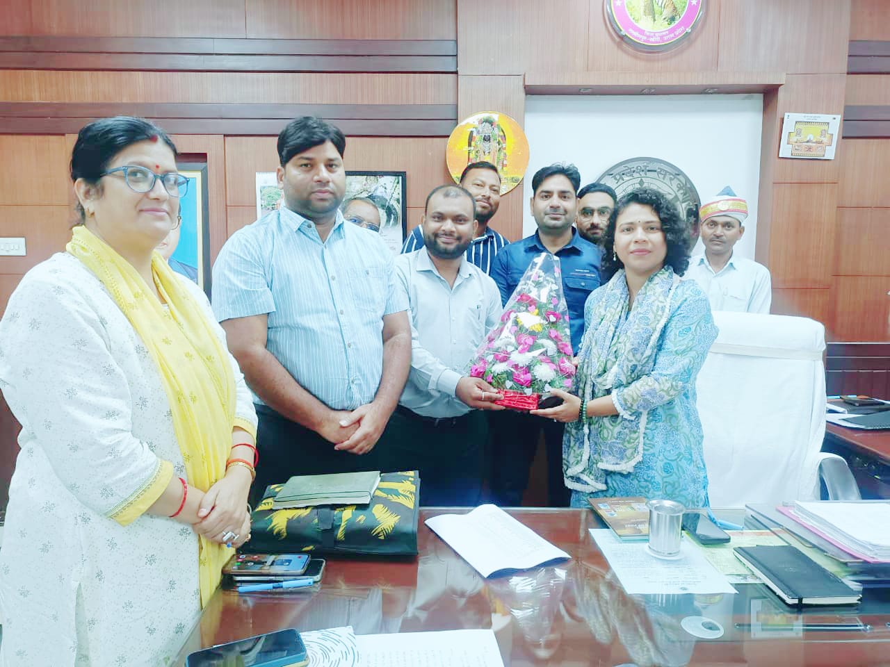 प्रथम स्थान आने पर डीएम दुर्गा शक्ति नागपाल को बुके भेंट करते अधिकारी कर्मचारीगण प्रथम स्थान आने पर डीएम दुर्गा शक्ति नागपाल को बुके भेंट करते अधिकारी कर्मचारीगण