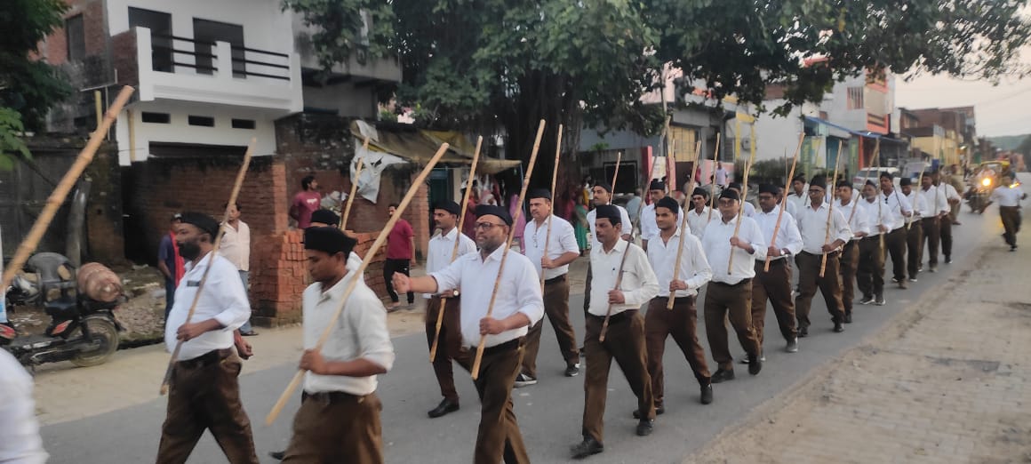 परंपरागत गणवेश में अनुशासित पथ संचलन करते स्वयंसेवक। परंपरागत गणवेश में अनुशासित पथ संचलन करते स्वयंसेवक।